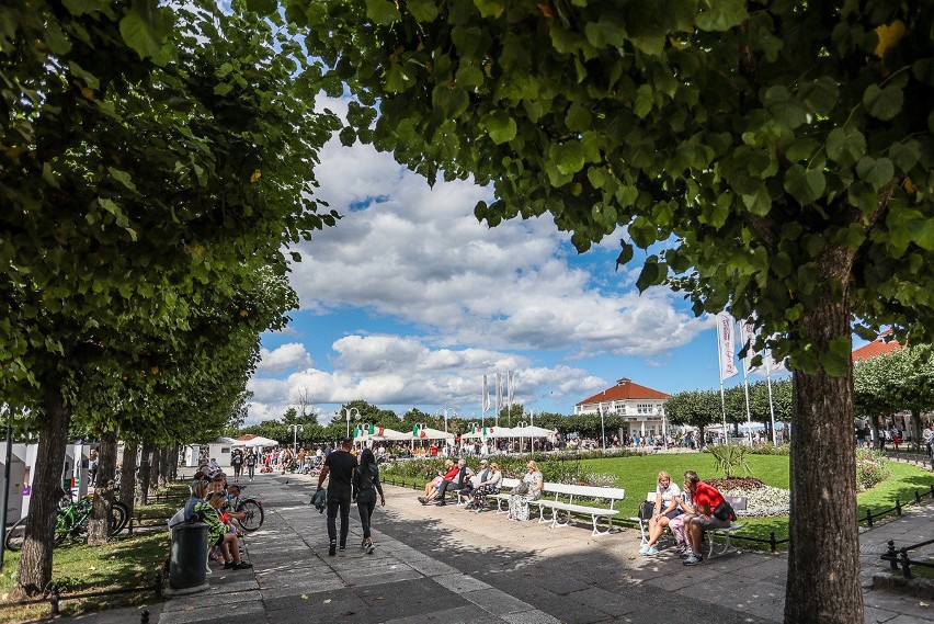 Wakacyjny Sopot cały czas pełen turystów! Ładna pogoda sprzyja spacerom i wypoczynkowi na plaży