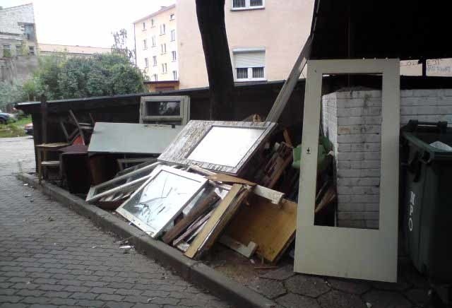 Połamane meble, pobite szyby, odpady komunalne zalegały na zapleczu bloku przy al. Piłsudskiego 22. Po naszej interwencji zostały uprzątnięte.