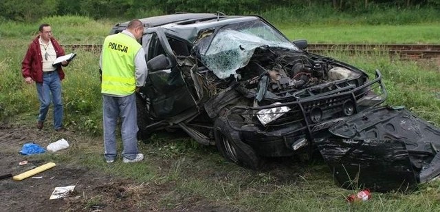 Samochód został mocno zniszczony, ale być może tylko jego wzmocniona konstrukcja uratowała życie kierowcy.