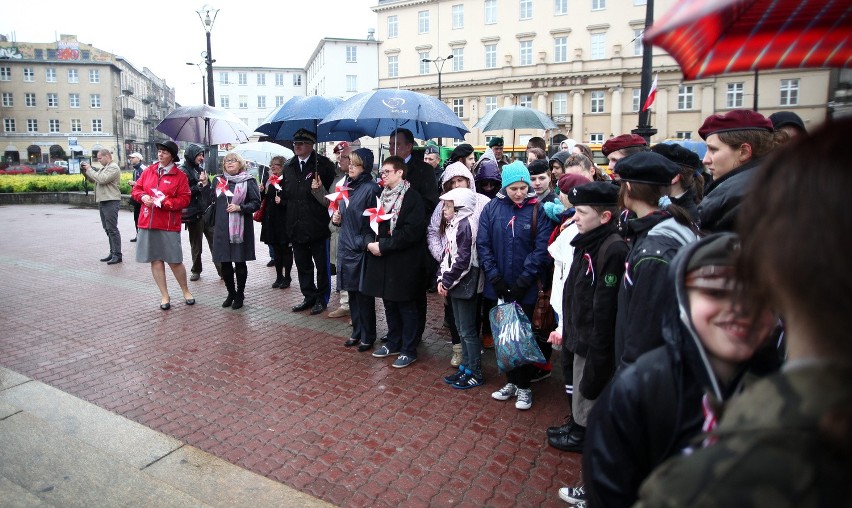 Dzień Flagi RP. W Łodzi maszerowali ze 123-metrową flagą [ZDJĘCIA]