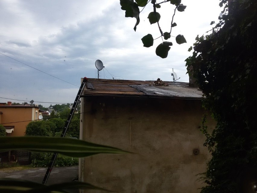Zerwany dach w domu przy ul. Wodzisławskiej zabezpieczali...