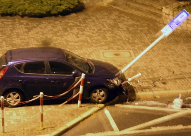 W zderzeniu dwóch aut w centrum Bydgoszczy na szczęście nikt nie ucierpiał