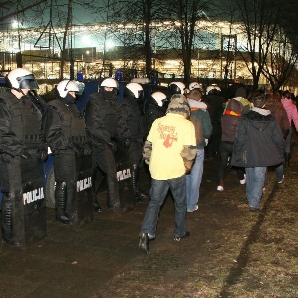 Kibice Korony wchodzili na kielecki stadion pod szpalerami uzbrojonych policjantów.