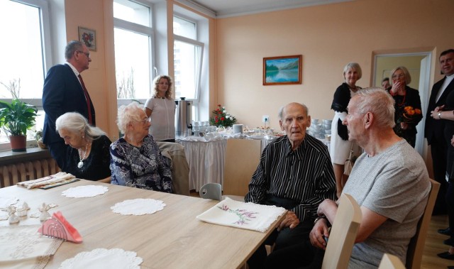 Dla wielu seniorów spędzenie dnia w dziennym domu opieki bardzo często było jedyną szansą na spełnienie czasu z innymi. Dziś podopieczni domów opieki pozostają w swoich domach