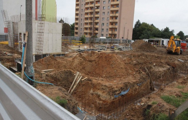 Budowa marketu w RadomiuNa terenie dawnego parkingu na borkach powstaje budynek handlowo-usługowo-biurowy. Prawdopodobnie będzie tam Stokrotka.