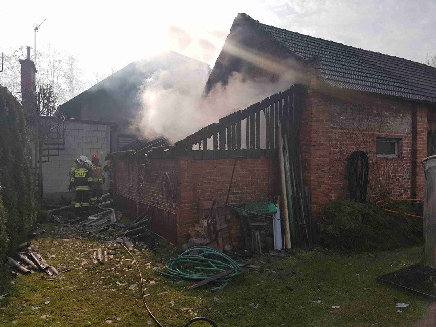 Poranny pożar szopy w miejscowości Mściów. W akcji strażacy