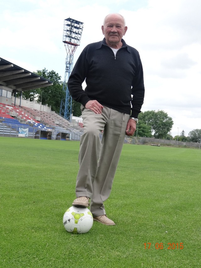 Ryszard Wrzos na stadionie przy ul. Oleskiej, gdzie w barwach Odry grał w latach 1955-63.