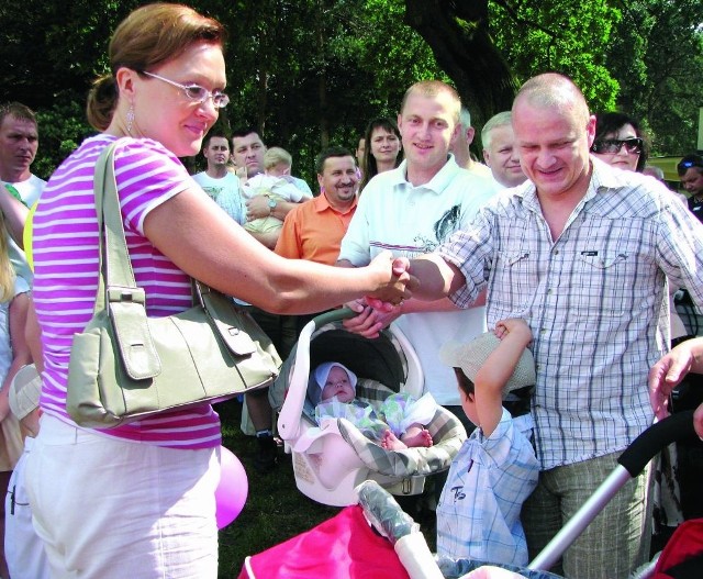 RIO w swoim protokole wyliczyła szereg nieprawidłowości, których - jej zdaniem - dopuścił się ratusz. Wśród nich znalazły się wyprawki dla maluchów. Na zdjęciu były burmistrz Paweł Wolicki (z prawej) wręcza wyprawkę mieszkance Dębicy.