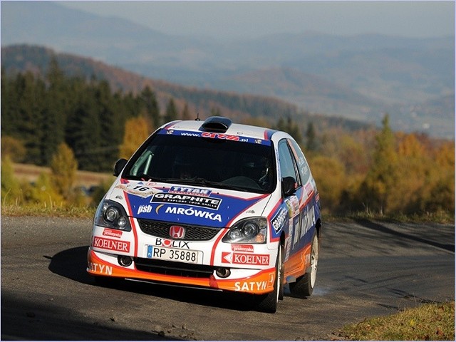Na zdjęciu załoga PSB Mrówka Erem Rally Team w swoim samochodzie.