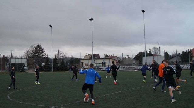 Piłkarze trzecioligowego KSZO 1929 Ostrowiec przegrali pierwszy mecz kontrolny. Na wyjeździe ulegli 1:3 Stali Rzeszów. Bramkę dla KSZO 1929 zdobył Jakub Chrzanowski w 2 minucie z karnego, a dla Stali Jakub Kądziołka, Artur Pląskowski, Błażej Szczepanek.Mecz zaczął się bardzo obiecujące, ponieważ już w 2 minucie spotkania bramkę z rzutu karnego zdobył Jakub Chrzanowski. Później na boisku przeważali piłkarze Stali Rzeszów.- Wynik,tego meczu nie jest dla nad bardzo istotny – mówi Sebastian Mazur , dyrektor do spraw sportowych KSZO 1929 Ostrowiec. - Ważne, że wszyscy zawodnicy zaprezentowali się bardzo dobrze. Szczególnie ciesz nas to, że młodzi piłkarze zagrali bardzo dobre spotkanie. Będę kolejne sparingi podczas, których wykrystalizuje się skład.Był to pierwszy sparing ostrowieckiego zespołu pod wodzą nowego trenera Marcina Sasala. Kolejny 18 stycznia o godzinie 12 z Termaliką Bruk-Bet Nieciecza.(maj, dor)