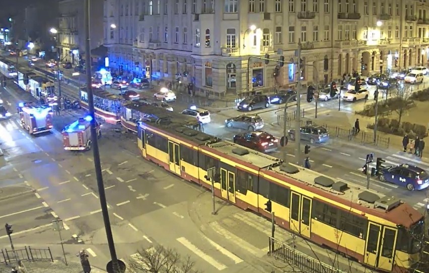 Wypadek w centrum Łodzi. Samochód zderzył się z tramwajem
