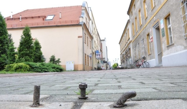 Wystające z chodnika śruby na deptaku przy ul. Jaronia w Olesnie