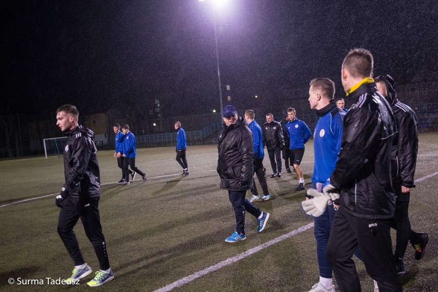 Piłkarze Błękitnych Stargard trenują na stadionie przy ulicy...