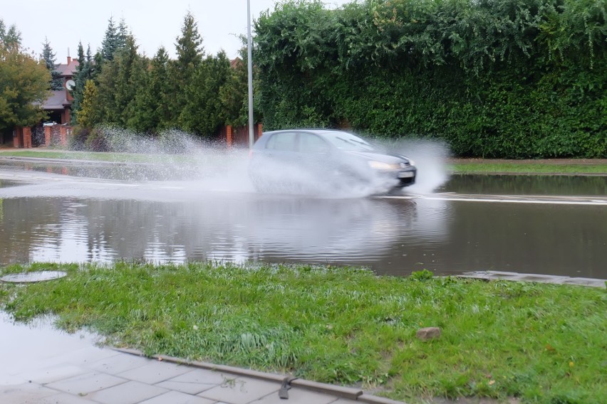 Sławińskiego znów pod wodą. Kierowcy gubią na zalanej ulicy...