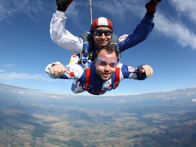 Robert Erdowski (w kasku) podczas skoku z pasażerem. 