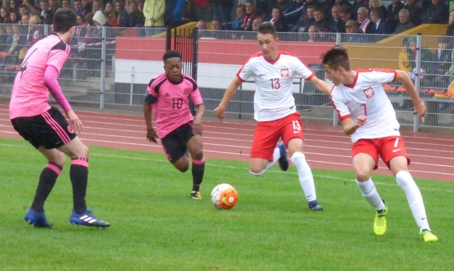 Jakub Iskra (z piłką) i Jakub Kamiński (z prawej) mijają kapitana drużyny Szkocji Karamoko Dembele, w środowym meczu Polska - Szkocja U-16 w Busku-Zdroju.