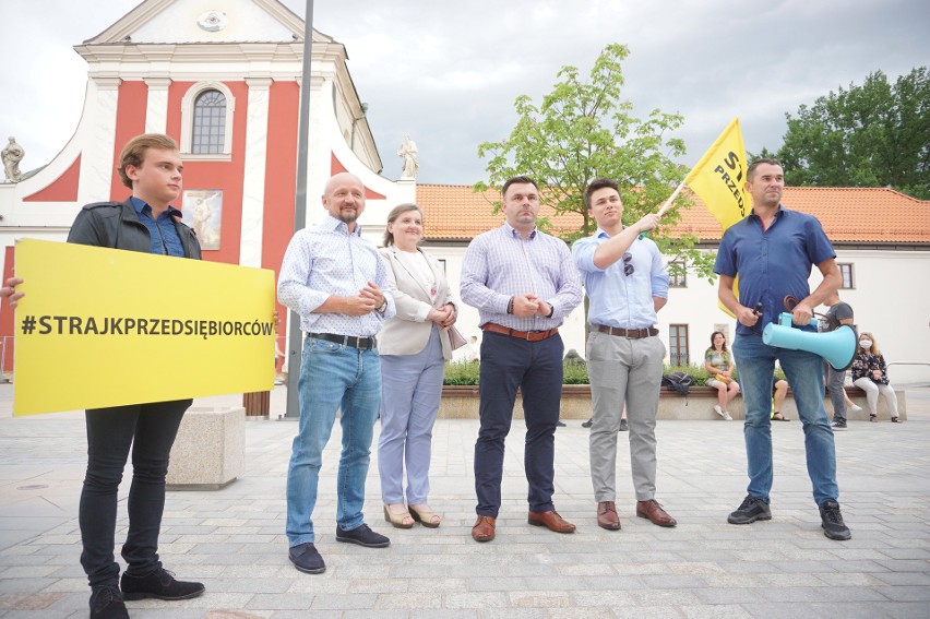 Przedsiębiorcy z Lubina w ramach protestu przeszli przez deptak. Frekwencja nie dopisała. Zobacz zdjęcia i wideo