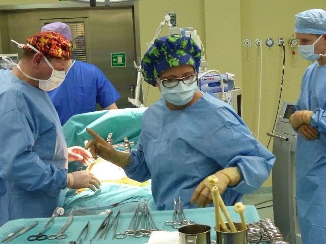 W skarżyskim szpitalu z powodzeniem usunięto chorym nowotwory jelita nowoczesną metodą laparoskopową.