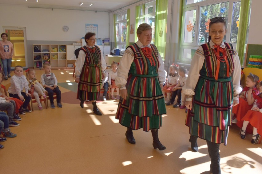 Muzyczna lekcja folkloru z "Korniczanką" w Nieświniu. Zobacz zdjęcia