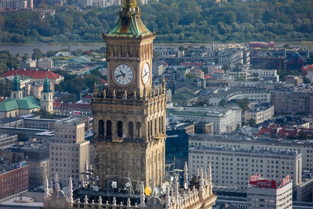 Słynny warszawski zegar jest wyjątkowy. Ma 6 m średnicy, co czyni go drugim w Europie największym zegarem. Jest to też trzeci najwyżej zawieszony zegar na świecie.