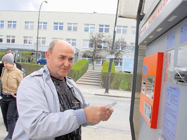 Stanisław Kmieć na parkingu Szpitala św. Łukasza codziennie zostawia od kilku do kilkunastu złotych. - Te opłaty powinny być niższe. Szpital zarabia na nieszczęściu chorych i ich bliskich - mówi