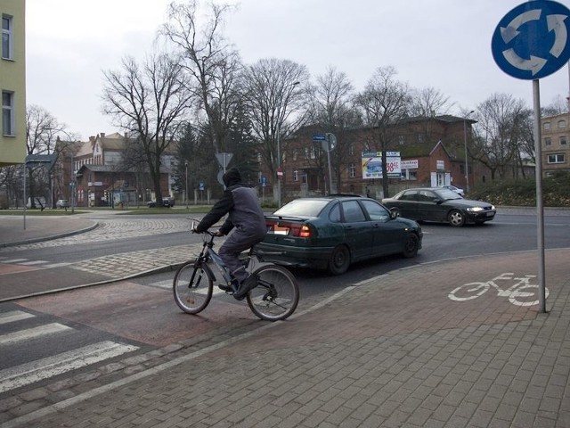 Przejazdy dla rowerzystów to miejsca, gdzie kierowcy aut powinni szczególnie uważać.