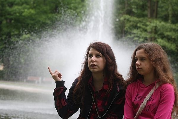 Dziewczyny (Agnieszka na zdjęciu z lewej i Zosia Tucholska) bardzo się napracowały nad szlakiem białostockich fontann.  Własnoręcznie przygotowały mapy i same zrobiły zdjęcia.