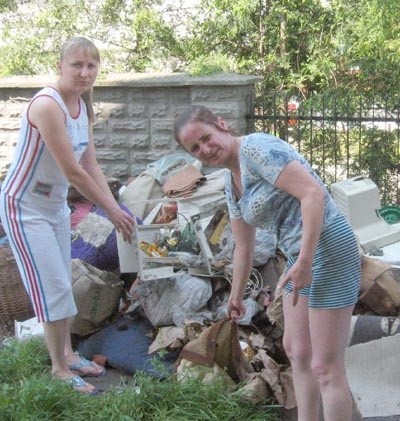 &#8211; Miasto zapomniało o nas, odpady z piwnicy leżą i śmierdzą na podwórku &#8211; mówią Aneta Brzezińska, Barbara Krawczyk i Barbara Wachowska.