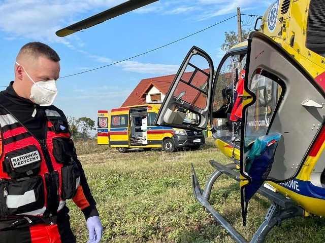 Ratownicy medyczni z Kowalewa Pomorskiego otrzymali wezwanie do mężczyzny w stanie nagłego zagrożenia życia. Po pacjenta przyleciał helikopter LPR