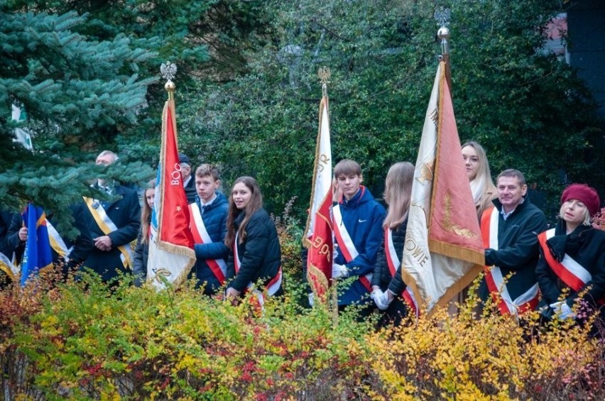 Obchody 105. rocznicy odzyskania przez Polskę niepodległości w Skarżysku Kościelnym. Odśpiewali hymn i złożyli kwiaty. Zobacz zdjęcia