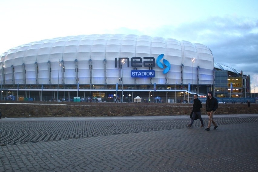 INEA Stadion: Zaświecili 10-tonowy napisu na elewacji