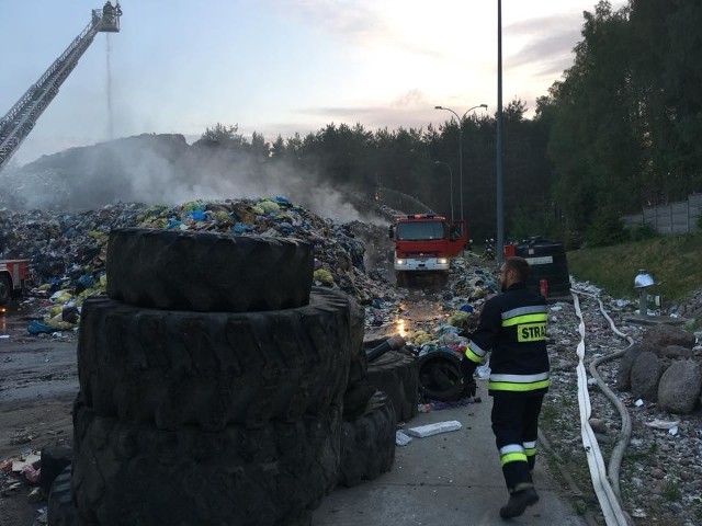 Pożar na wysypisku śmieci w Studziankach. Na miejscu nadal pracuje 78 strażaków