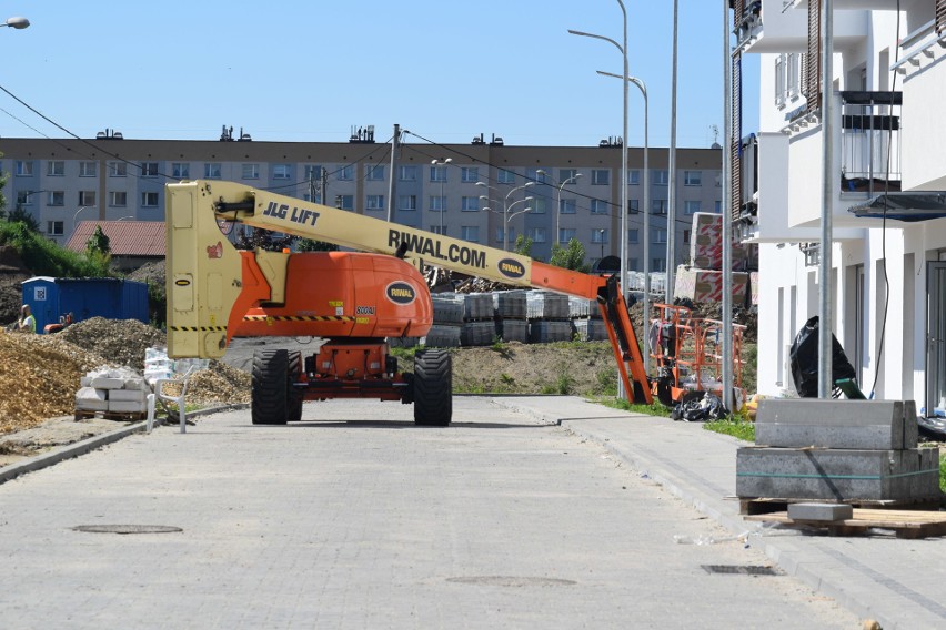 Zajrzeliśmy do gotowych mieszkań. Byliśmy też na placu...