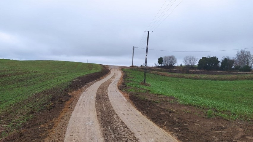 Kilka odcinków gruntowych dróg w gminie Tuchomie zyskało...