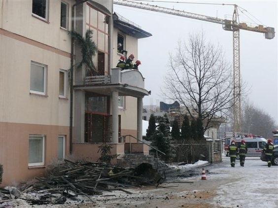 Dogaszanie pożaru w hotelu Europa w Starachowicach