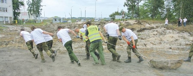 Wydobycie słupka w okolicach Fotru Gerharda nie należało do prostych zadań. Jego waga dawała się we znaki wolontariuszom.