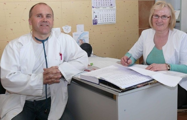 Szczepienia 13-letnich dziewczynek z gminy Włoszczowa będzie prowadził doktor Dariusz Młodawski z pielęgniarką Barbarą Żak.
