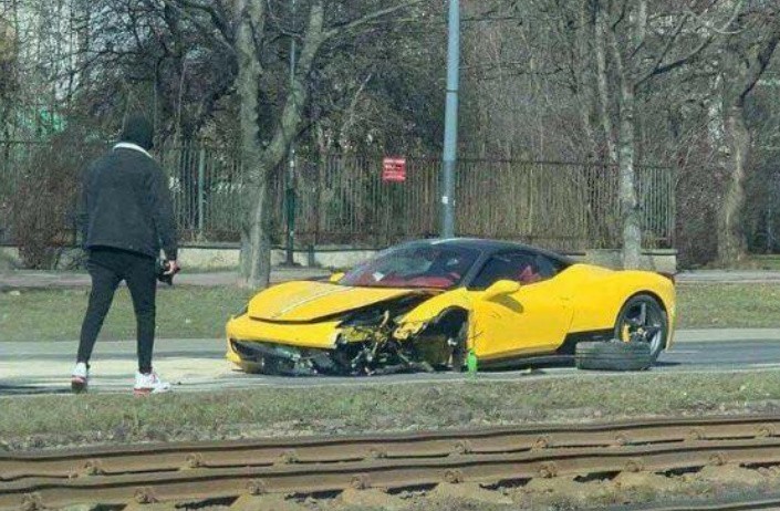 Wypadek ferrari w Krakowie na al. Pokoju