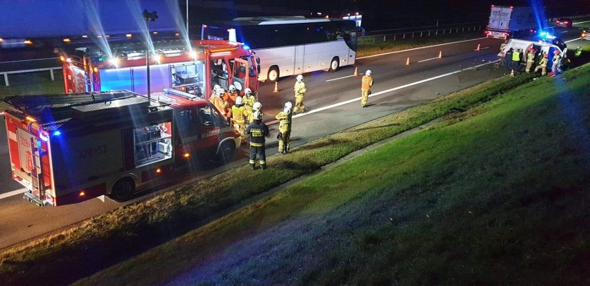 Bus dachował na autostradzie A4. Kierowca został ranny
