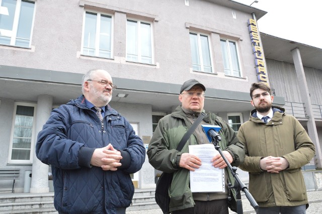 Podczas konferencji prasowej przed hotelem i restauracją „Hutnik” od lewej Artur Burak, Andrzej Szlęzak i Kamil Maciejak
