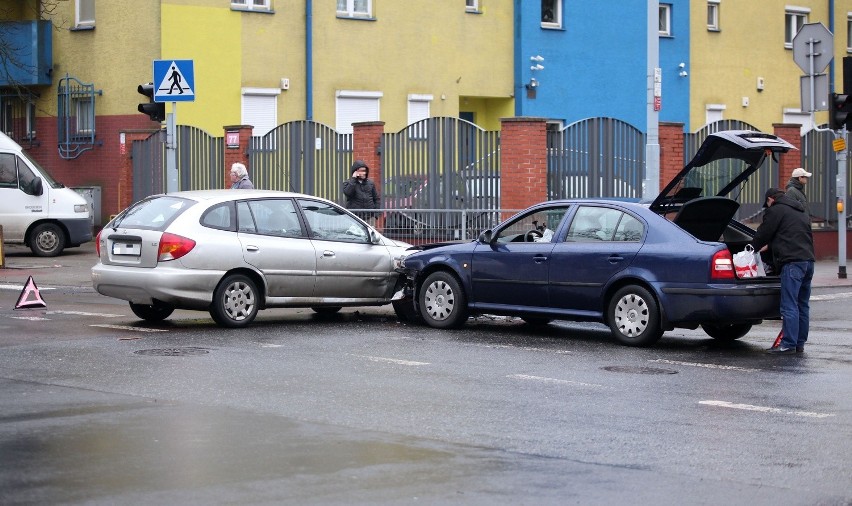 Wypadek na skrzyżowaniu Milionowej i Przędzalnianej [ZDJĘCIA]