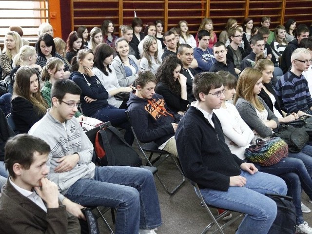 Uczniowie VIII LO zadawali pytania radnym podczas spotkania zorganizowanego przez Młodzieżową Radę Miasta Białegostoku