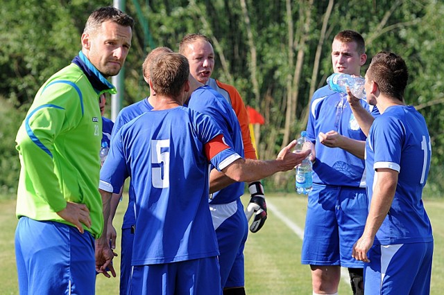 Trener Tucholanki Dariusz Szulc(pierwszy z lewej) ma o czym rozmyślać po pierwszych meczach swojej drużyny..