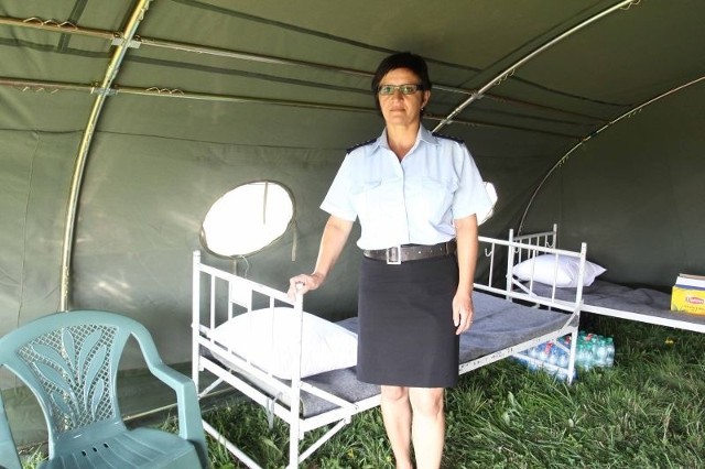 - Na terenie lotniska znajduje się namiot w którym utworzona została prowizoryczna izba dziecka &#8211; wolne łóżka pokazuje aspirant sztabowy Mariola Michalska.