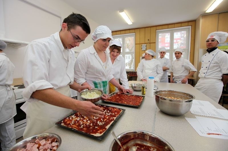 Zespół Szkół Technicznych - Polacy i Włosi przyrządzili wspólnie pizzę (zdjęcia)