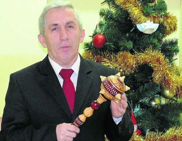Burmistrz Adam Bodzioch reaktywował w 2004 roku kazimierską Wielką Orkiestrę, a teraz podarował na aukcję okazałą... buławę hetmańską z Ukrainy.