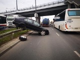 Samochód wylądował na barierce na Kamiennej w Bydgoszczy [zdjęcia]