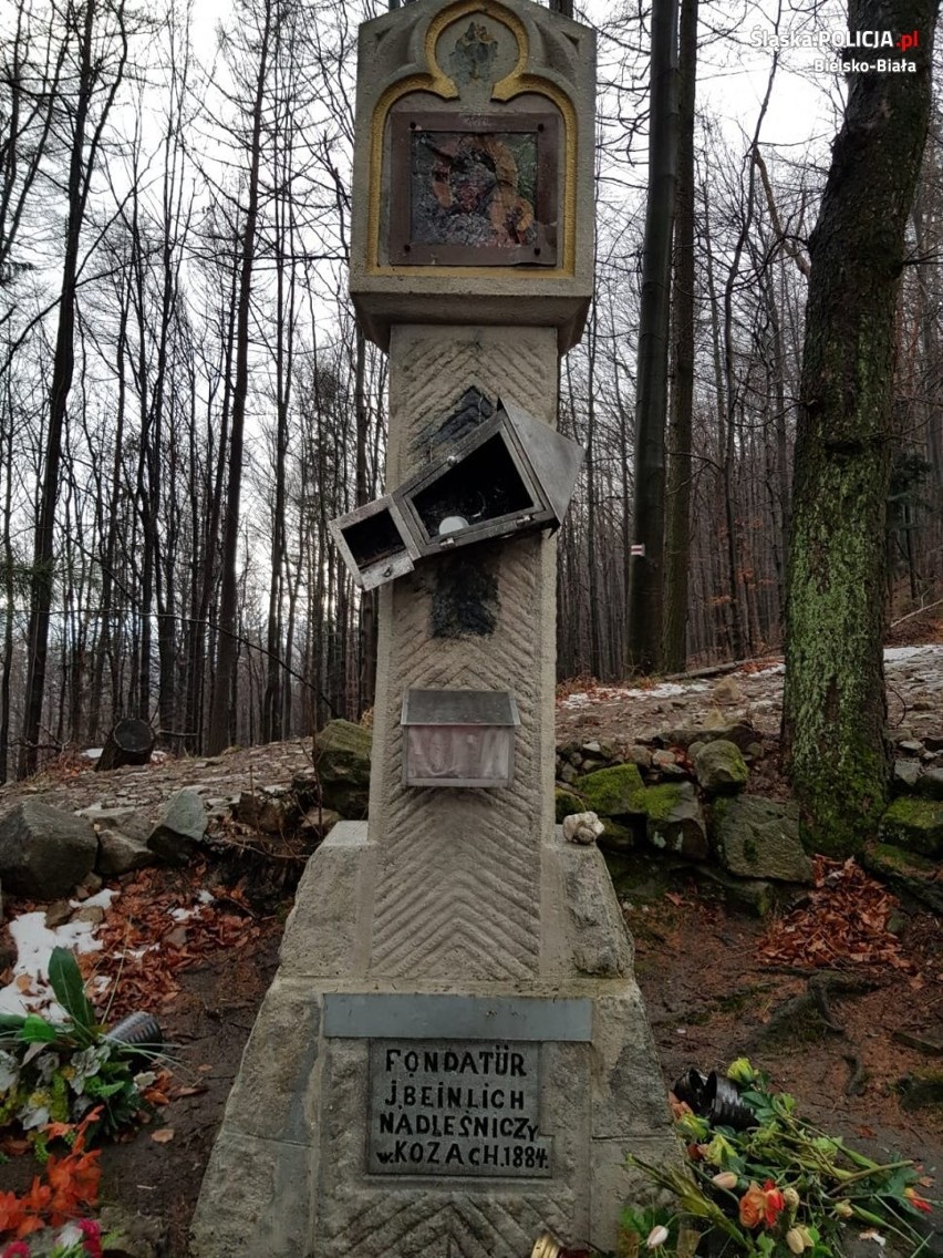 Zniszczona kapliczka na Przełęczy Panienki.