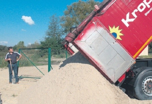 Rok temu piasek z Łeby zabrała uczelnia z Białej Podlaskiej i usypała zniego plażę nad jeziorkiem w swoim ośrodku turystyczno-wypoczynkowym.