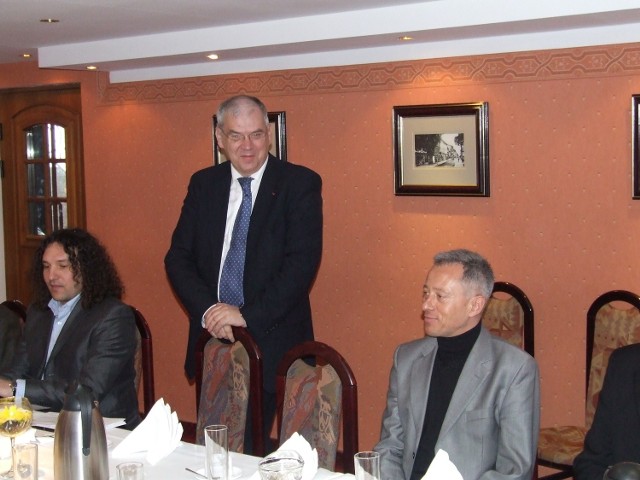 Prezydent Koszalina (pierwszy od prawej) oraz lokalni przedsiębiorcy i dyrektorzy banków, podczas spotkania w "Zielonym Młynie".
